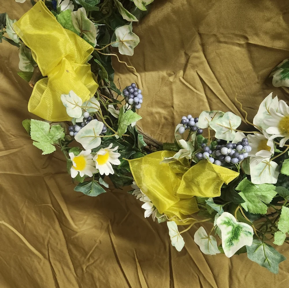 **Yellow Daisy and ivy wreath